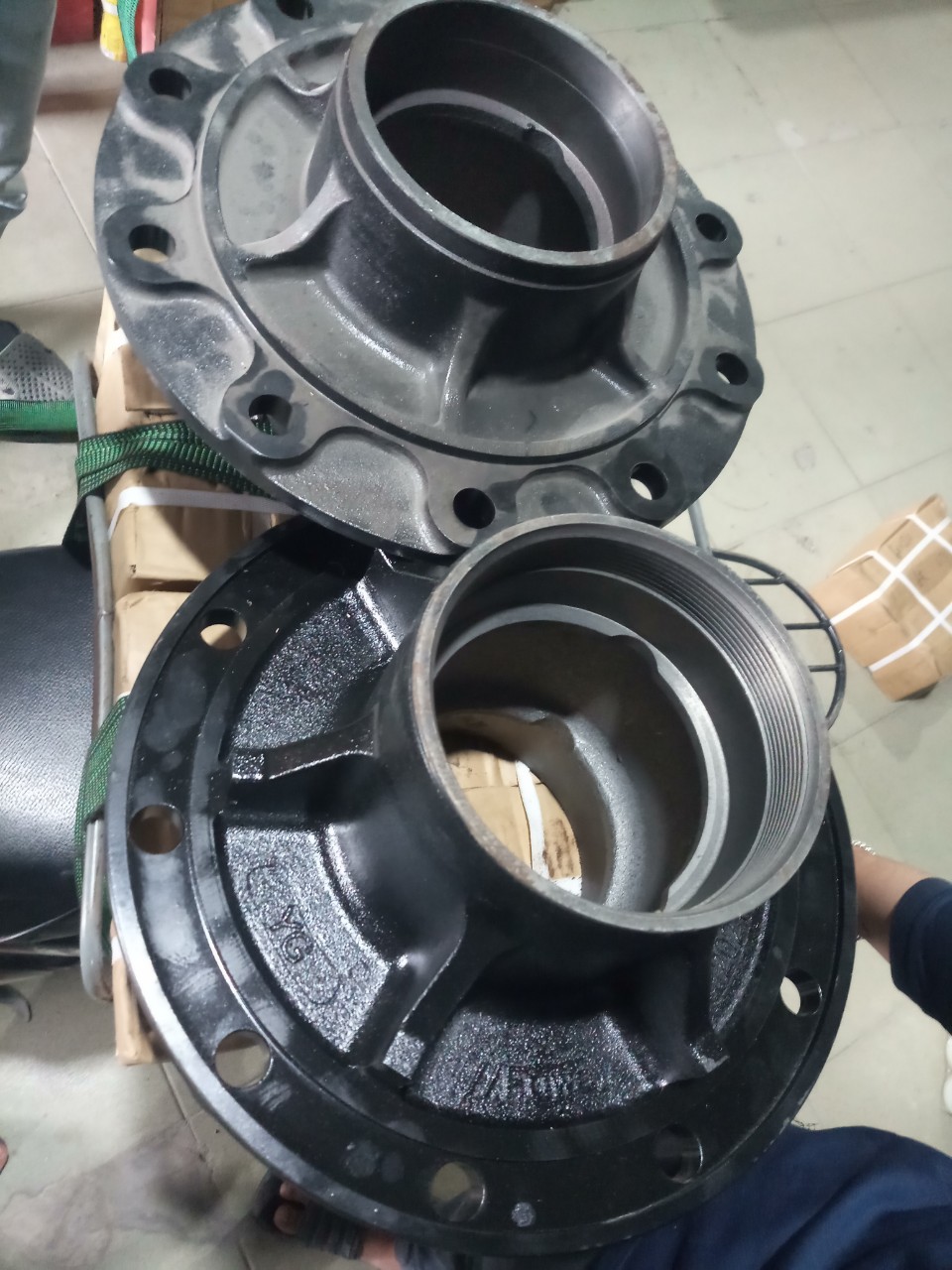 May ơ 10 lỗ 13 tấn kiểu Fuwa nằm ngoài